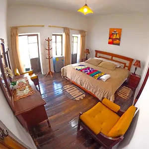 https://colonial-house.hotelsquito.com